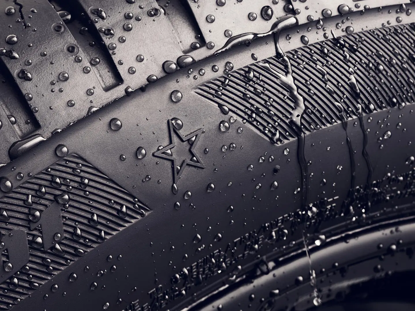 Immagine in primo piano di un fianco dello pneumatico con il marchio a forma di stella, che ne indica l’omologazione per prestazioni ottimali sui veicoli MINI.