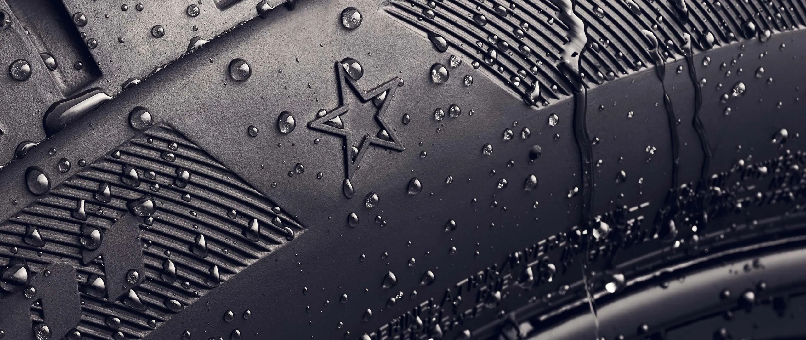 Immagine in primo piano di un fianco dello pneumatico con il marchio a forma di stella, che ne indica l’omologazione per prestazioni ottimali sui veicoli MINI.