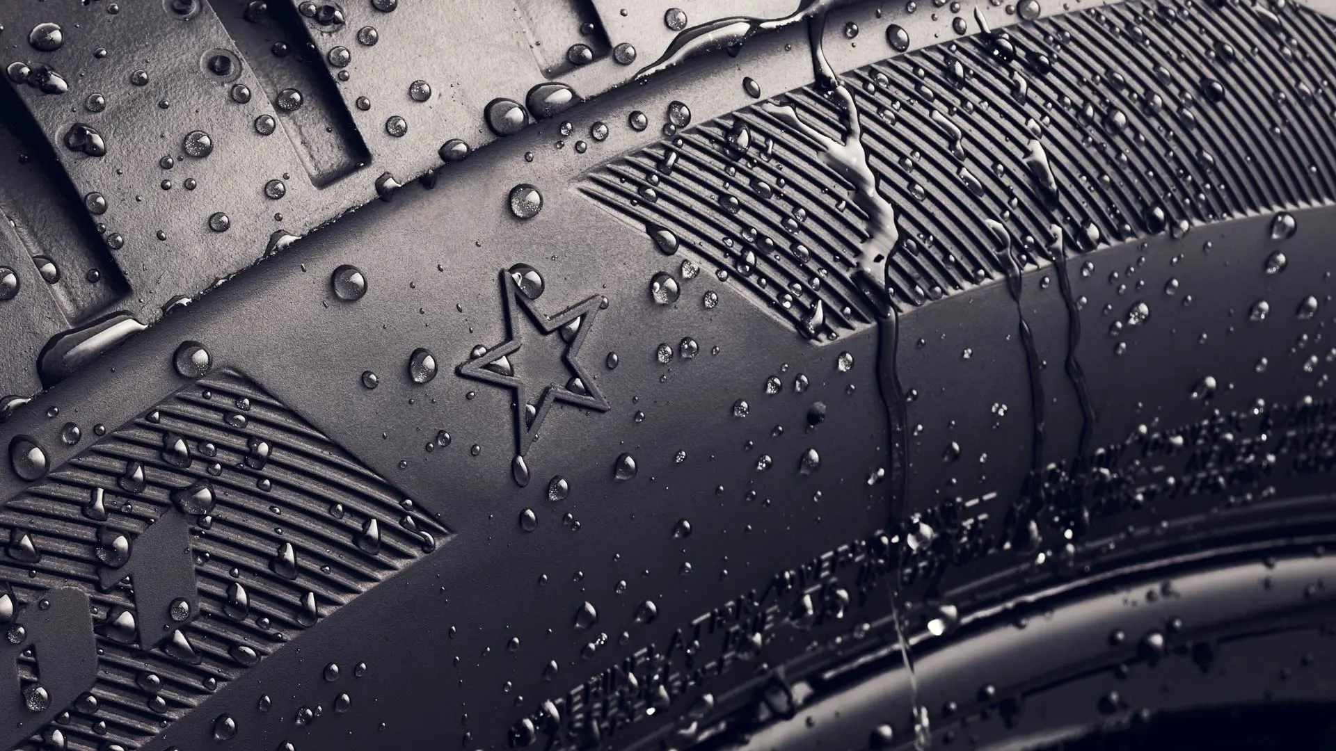 Immagine in primo piano di un fianco dello pneumatico con il marchio a forma di stella, che ne indica l’omologazione per prestazioni ottimali sui veicoli MINI.