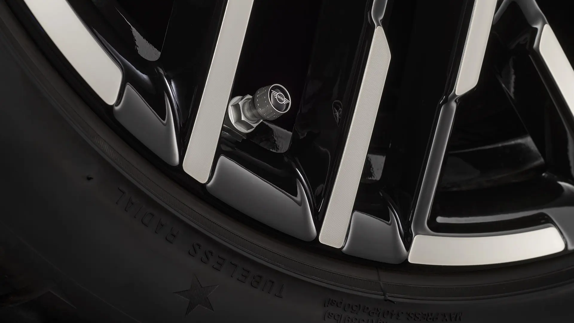 Dettaglio del cappelletto dello stelo della valvola in nero con il logo MINI Wing in Silver.