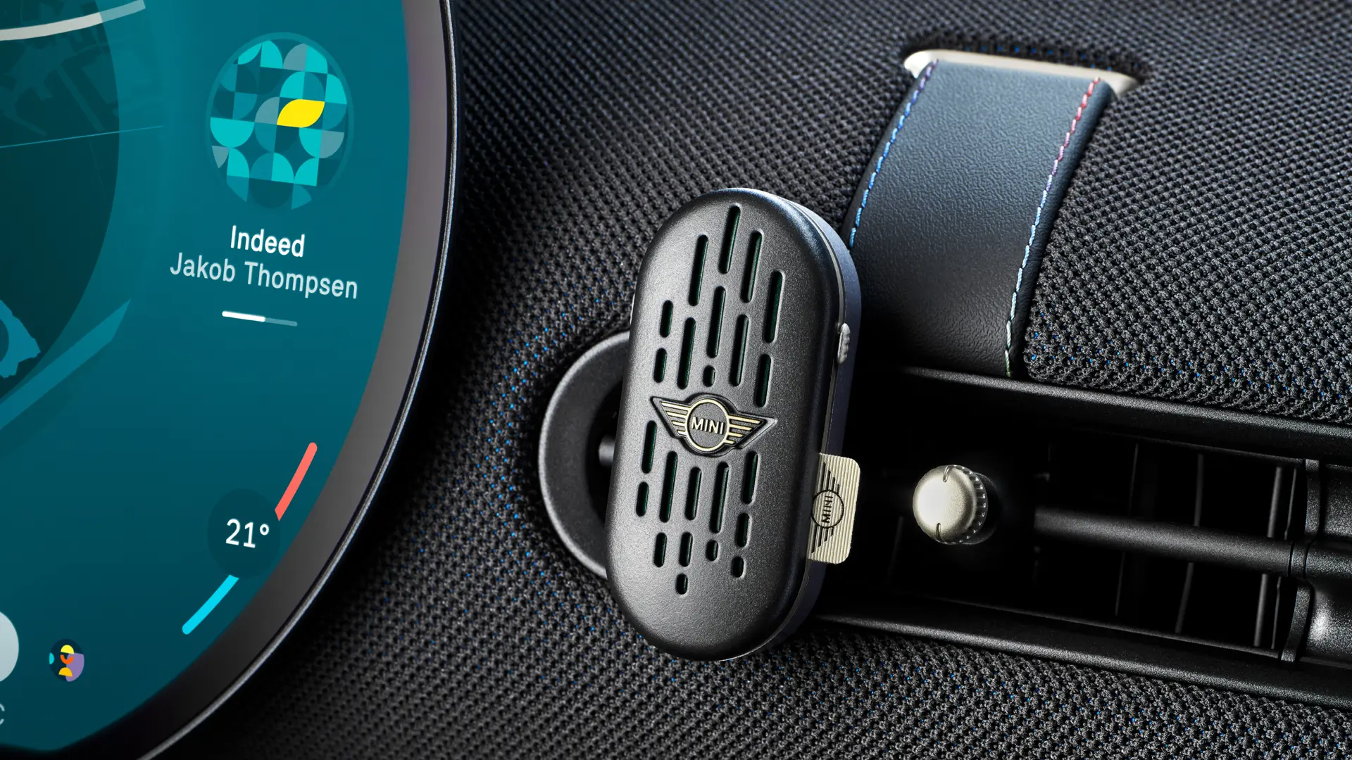 Abitacolo MINI Aceman con touchscreen circolare OLED per l’infotainment e diffusore di profumo naturale MINI sulla plancia