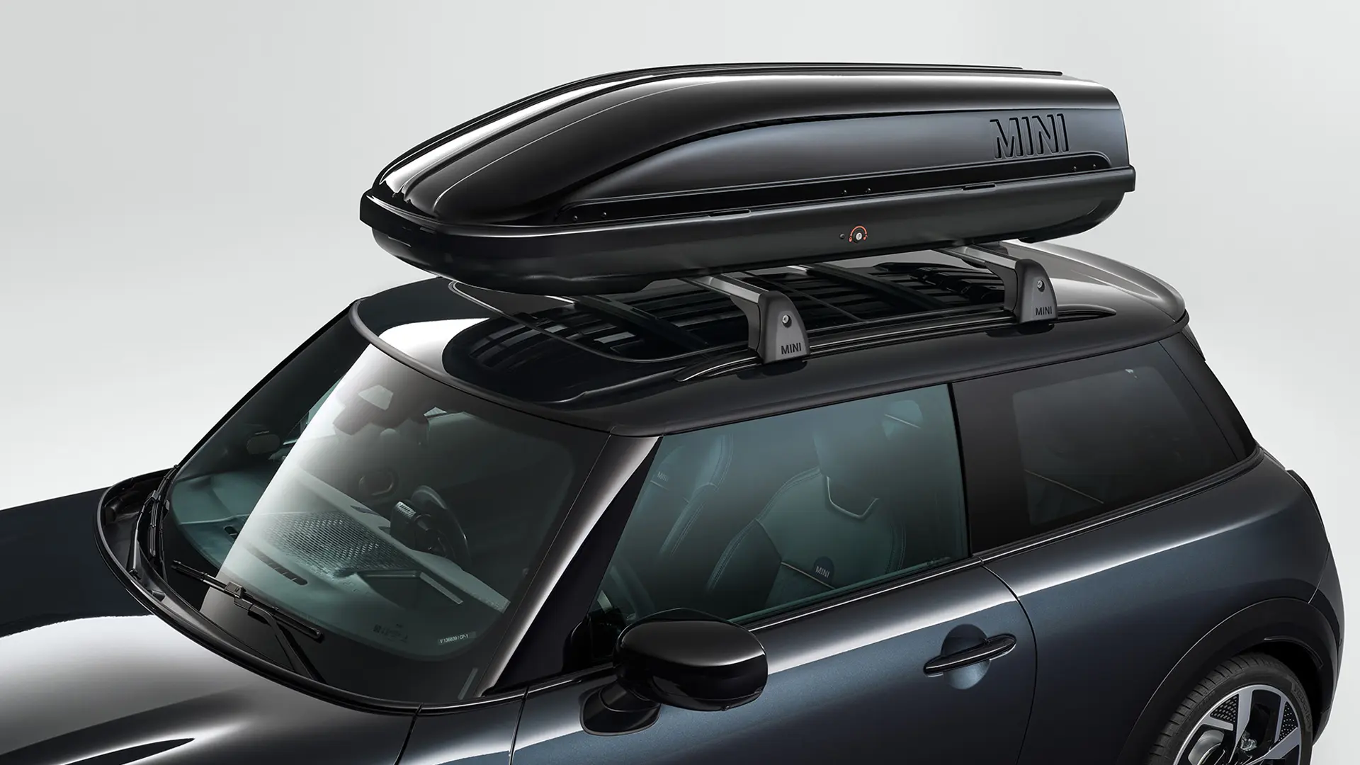 MINI Cooper a 3 porte in nero con box per tetto MINI 320.