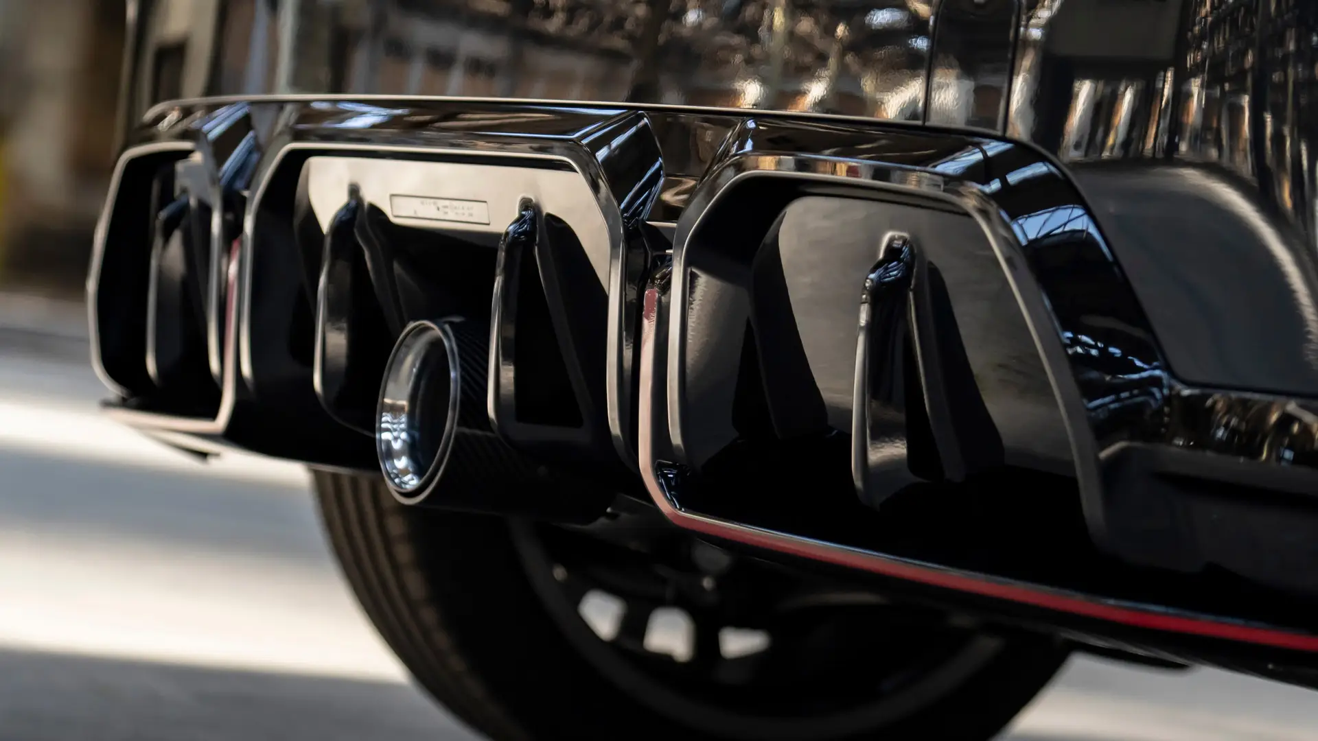 Diffusore posteriore MINI John Cooper Works in Black pastello lucido con cornice rossa.