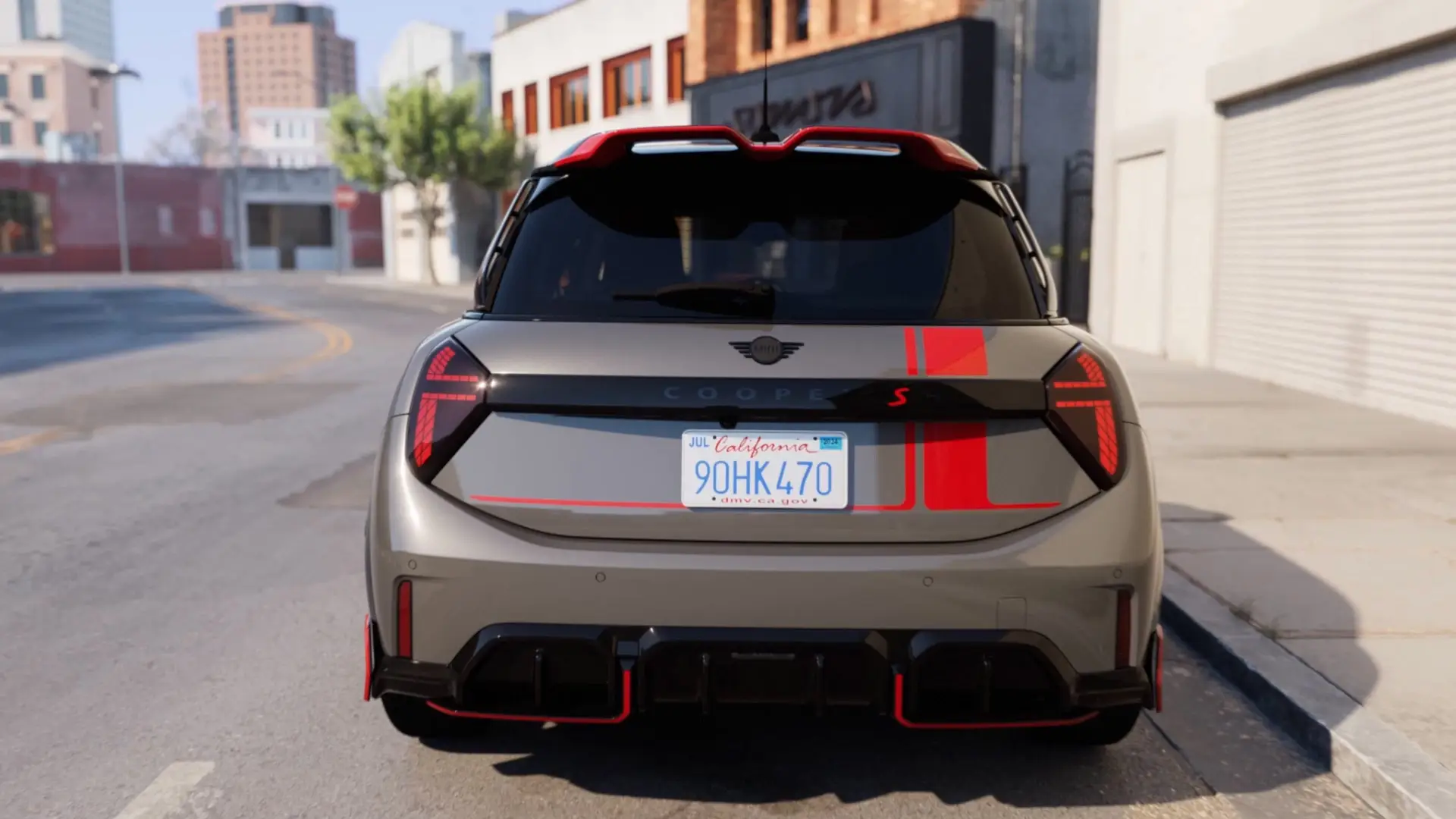 MINI Cooper C con accessori John Cooper Works che guida lungo una strada cittadina