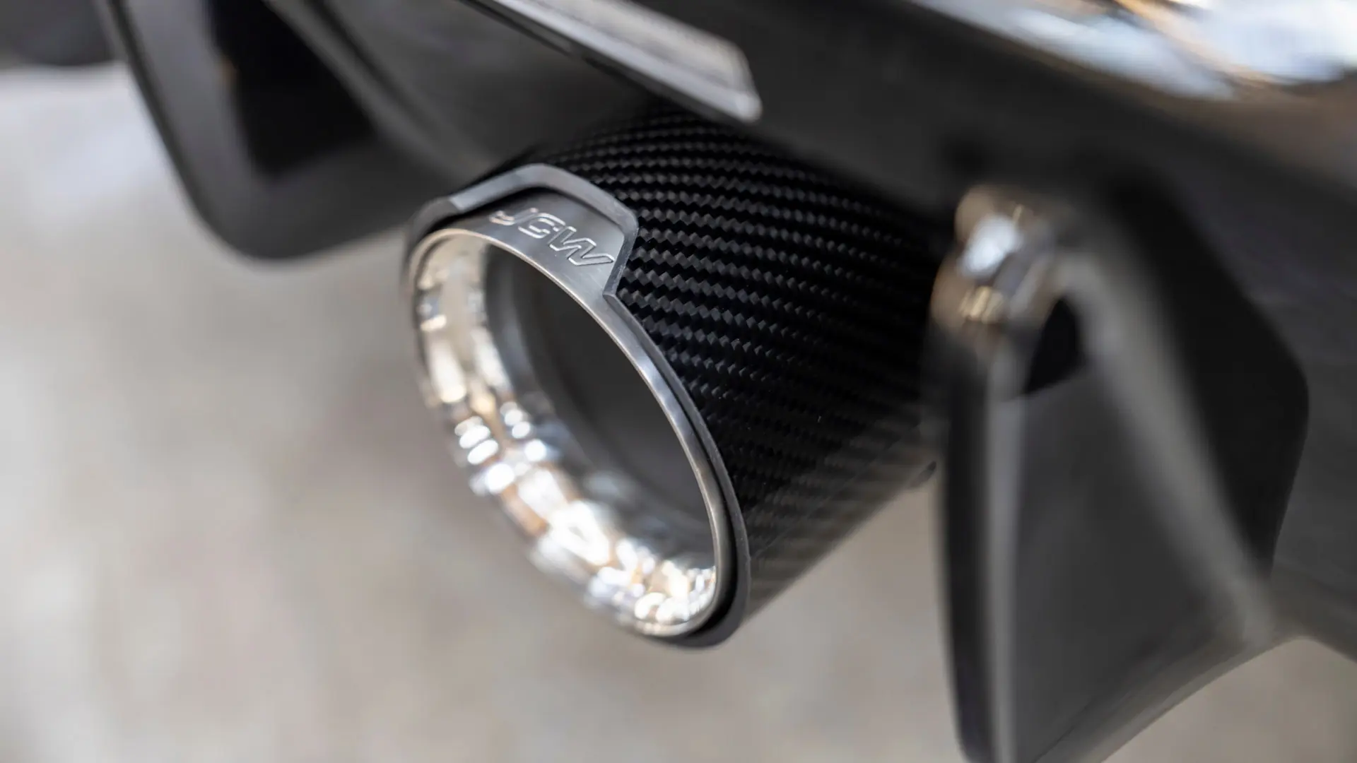 La mascherina per terminale di scarico MINI John Cooper Works può essere fissata all’impianto di scarico per dare alla tua vettura un look da sport motoristici. 