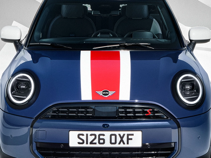 Dettaglio della grafica sul cofano anteriore della MINI Cooper Oxford Edition
