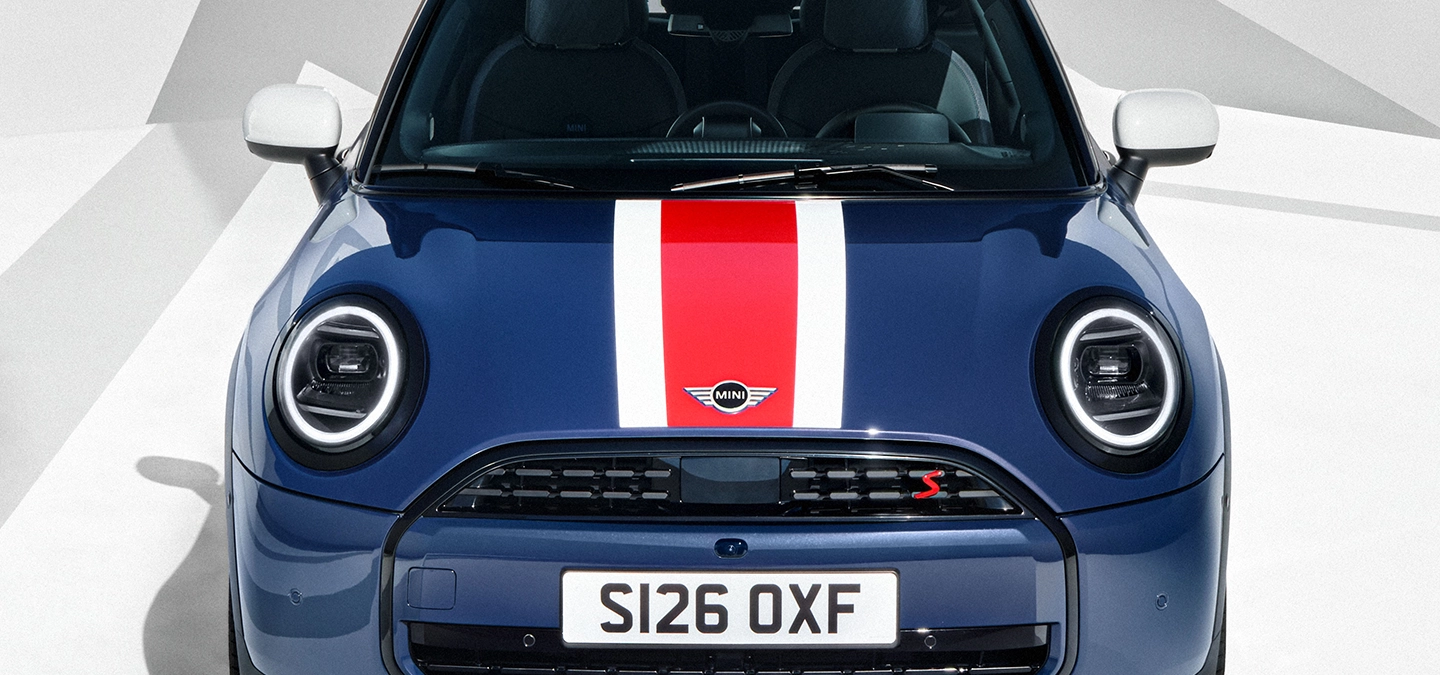Dettaglio della grafica sul cofano anteriore della MINI Cooper Oxford Edition