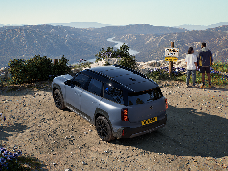 Vista dall'alto del lato posteriore della MINI Countryman Untamed Edition.
