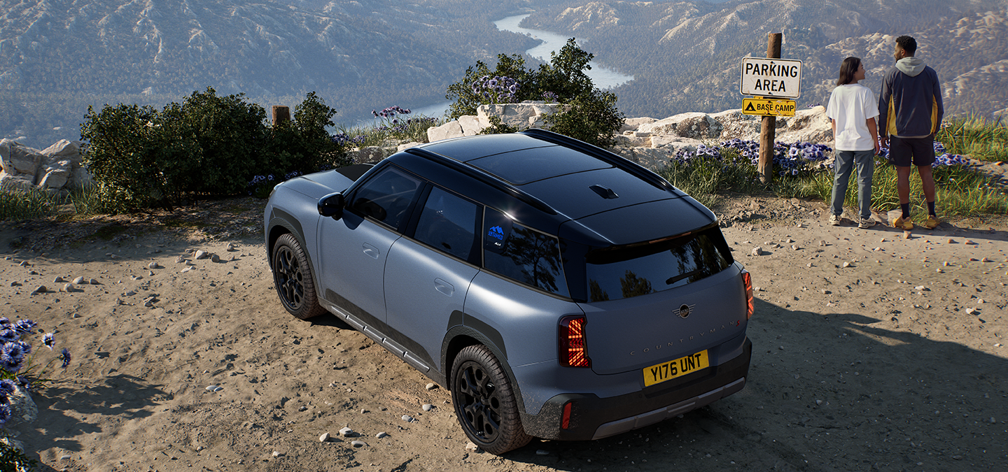 Vista dall'alto del lato posteriore della MINI Countryman Untamed Edition.