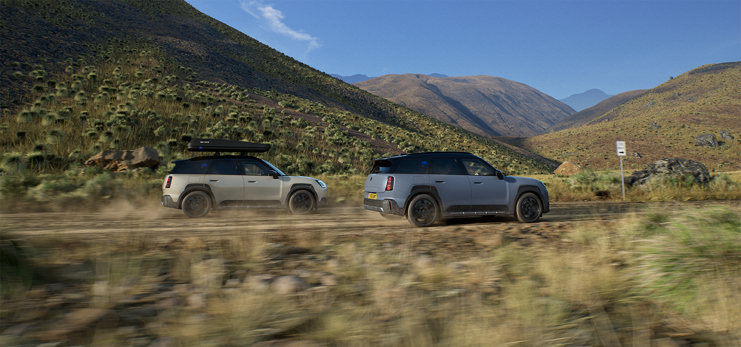 Immagine di due vetture MINI Countryman Untamed Edition in movimento riprese dal lato posteriore.