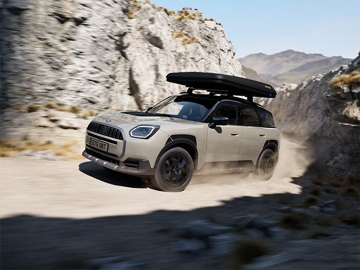Immagine del lato anteriore della MINI Countryman Untamed Edition in movimento.
