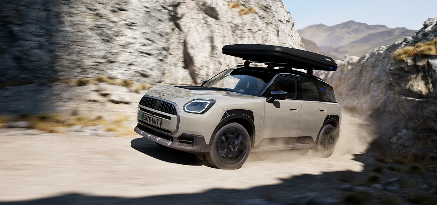 Immagine del lato anteriore della MINI Countryman Untamed Edition in movimento.