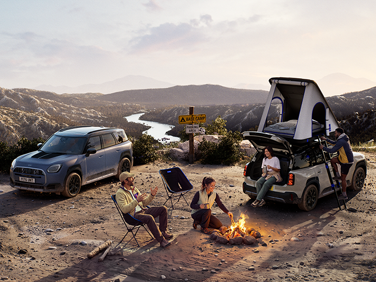 Immagine di due vetture MINI Countryman Untamed Edition su una montagna al tramonto.