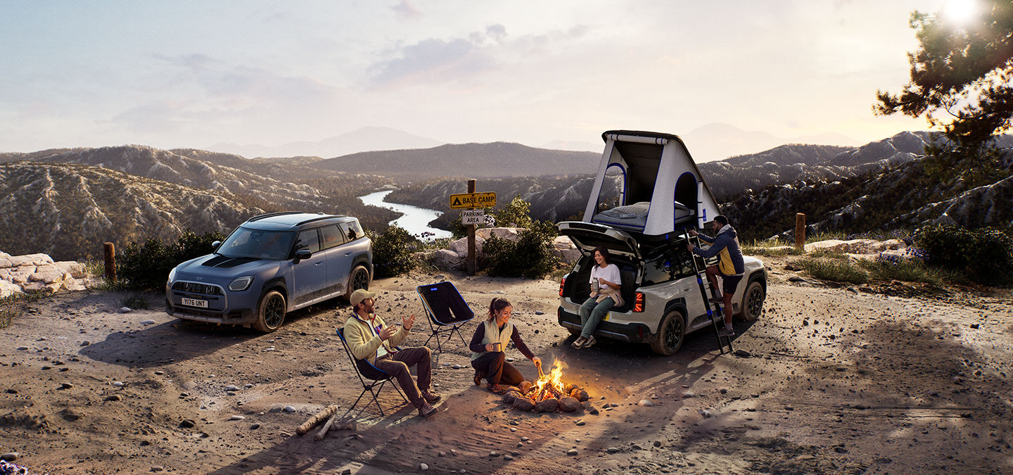 Immagine di due vetture MINI Countryman Untamed Edition su una montagna al tramonto.