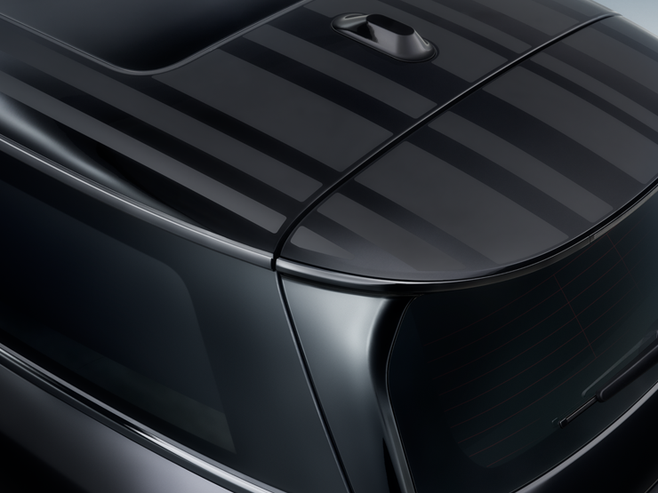 Scatto ravvicinato dall’alto del tetto a contrasto della MINI Paul Smith Edition in Black con un’interpretazione unica delle strisce