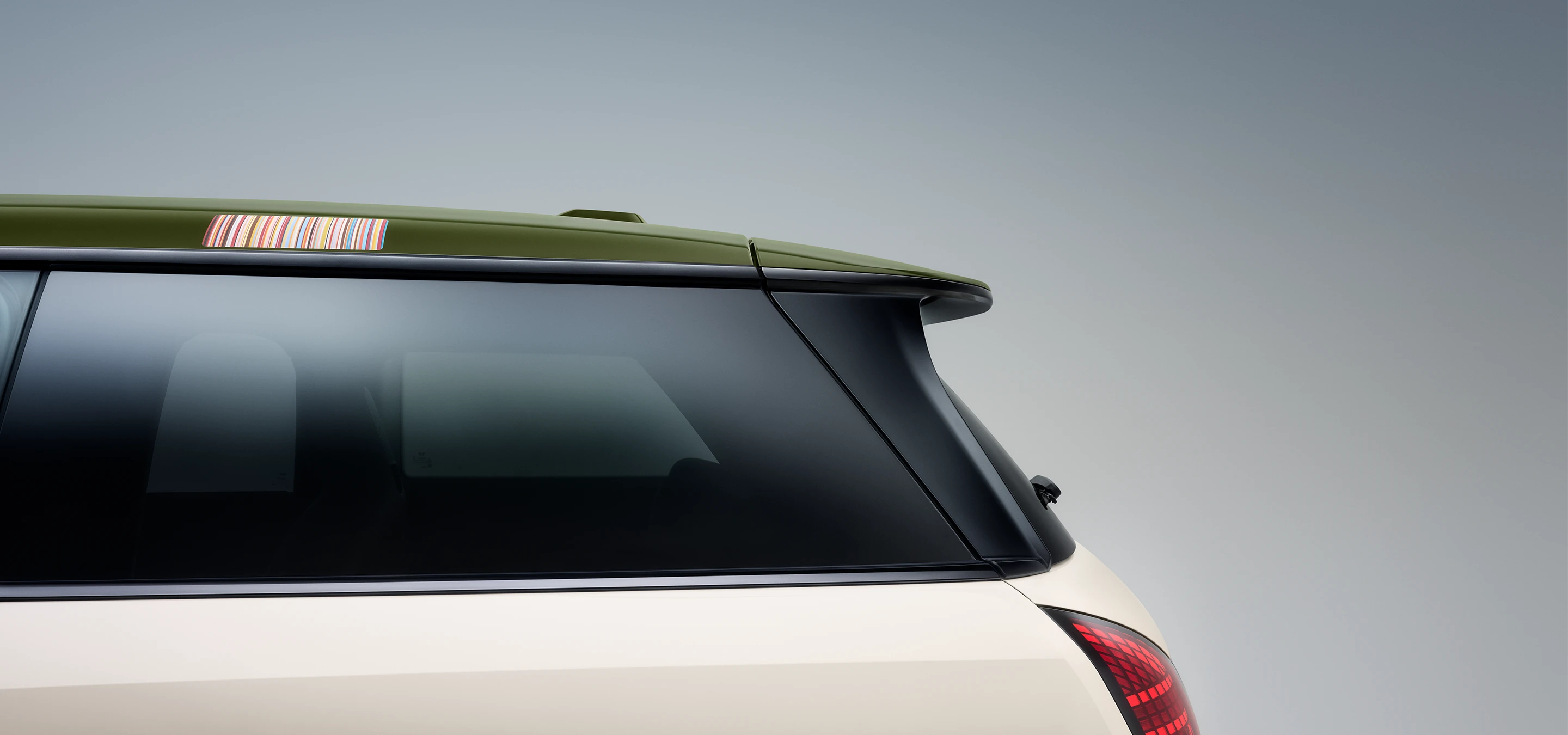 Vista laterale ravvicinata del tetto a contrasto della MINI Paul Smith in Nottingham Green