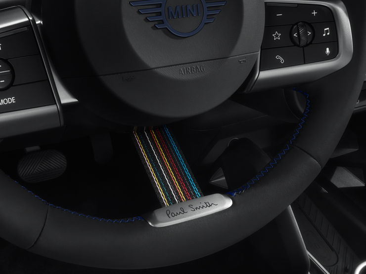 Scatto ravvicinato del volante della MINI Paul Smith Edition, che ne mette in mostra le caratteristiche uniche