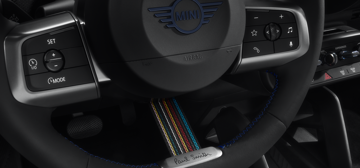 Scatto ravvicinato del volante della MINI Paul Smith Edition, che ne mette in mostra le caratteristiche uniche