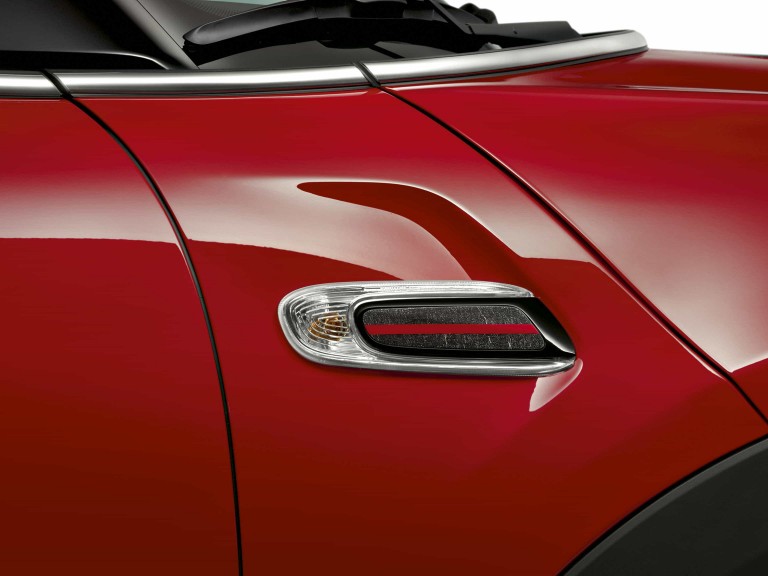 MINI John Cooper Works – rosso e nero – side scuttles nella nuova fibra di carbonio