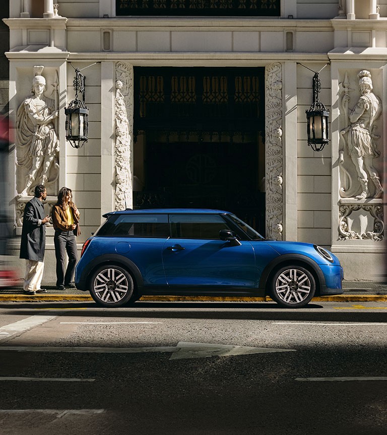 YOU’RE THE ONE. MINI COOPER ONE. Configura la tua con il colore in omaggio. Fino al 31 luglio.