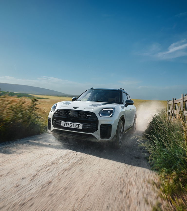 MINI COUNTRYMAN ONE. Configura la tua con il colore in omaggio e il vantaggi «Summer Action» inclusi.
