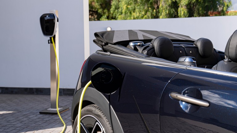 All-Electric MINI Cabrio - presa di carica