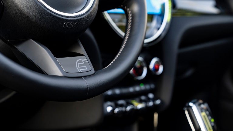 All-Electric MINI Cabrio - volante con badge elettrico
