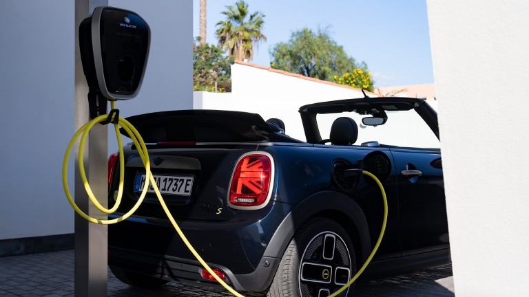 All-Electric MINI Cabrio - vista posteriore con wallbox