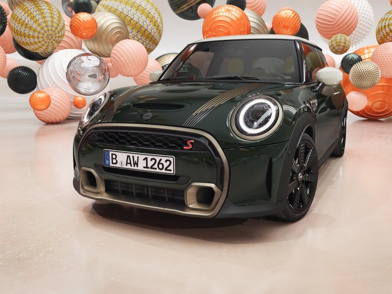 MINI 3 Porte Resolute – Rebel Green – Strisce adesive sul cofano anteriore