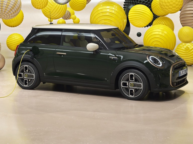 MINI Full Electric Resolute Edition – ricarica – Rebel Green