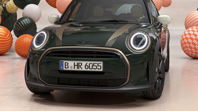 MINI Resolute Edition – colore della carrozzeria Rebel Green – bonnet stripes