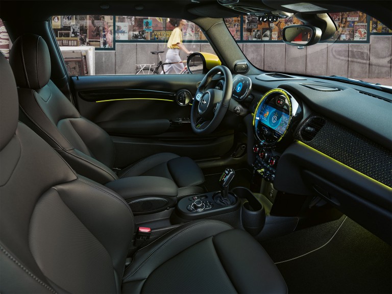 MINI Cooper SE 3 porte – interni – luce ambiente