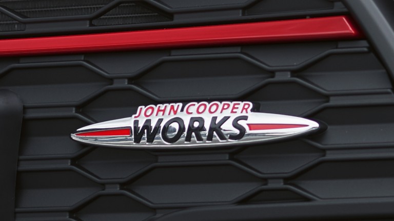 MINI John Cooper Works Clubman – griglia frontale – badge JCW