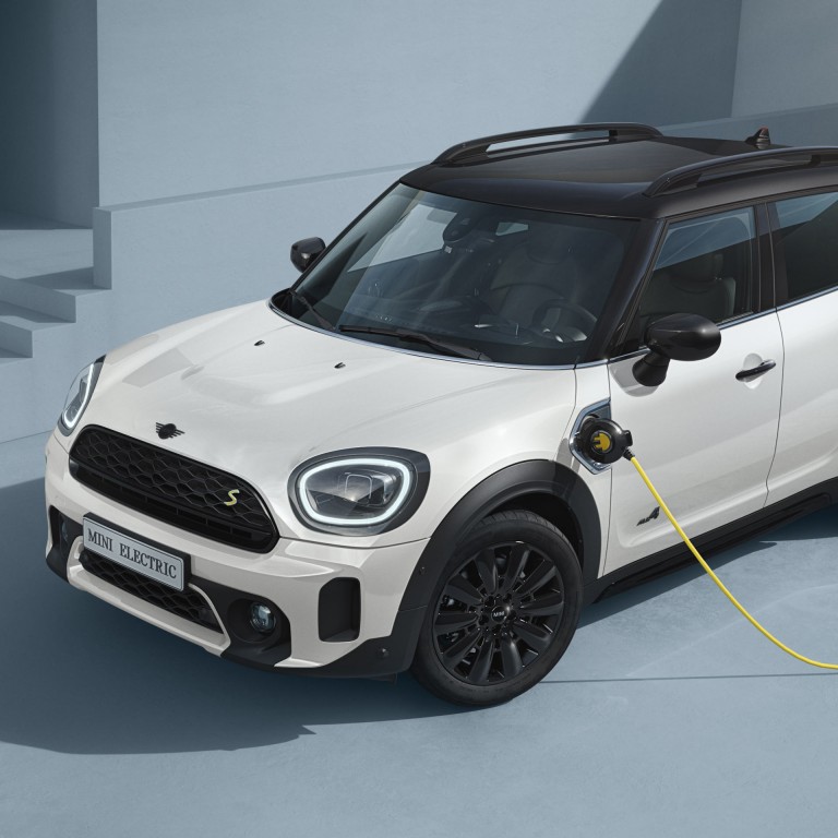 Nuova MINI Countryman Plug-In Hybrid – vista laterale – argento e gialla Nuova MINI Countryman Plug-In Hybrid – vista laterale – argento e gialla