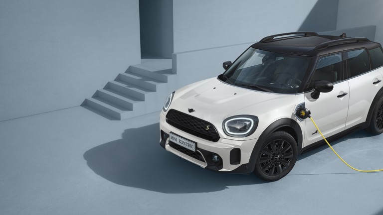 Nuova MINI Countryman Plug-In Hybrid – vista laterale – argento e gialla Nuova MINI Countryman Plug-In Hybrid – vista laterale – argento e gialla