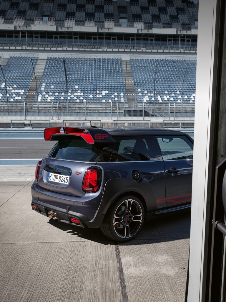 MINI John Cooper Works GP – grigia e rossa – spoiler posteriore