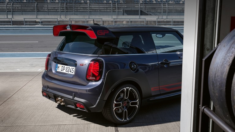 MINI John Cooper Works GP – grigia e rossa – spoiler posteriore